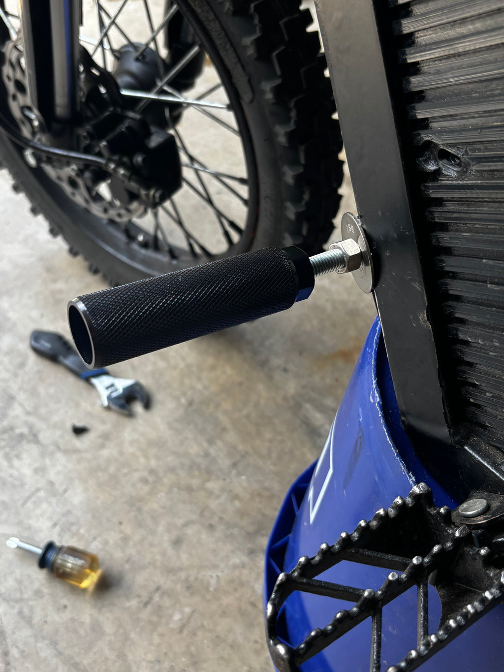 One sided tuttio shift lock