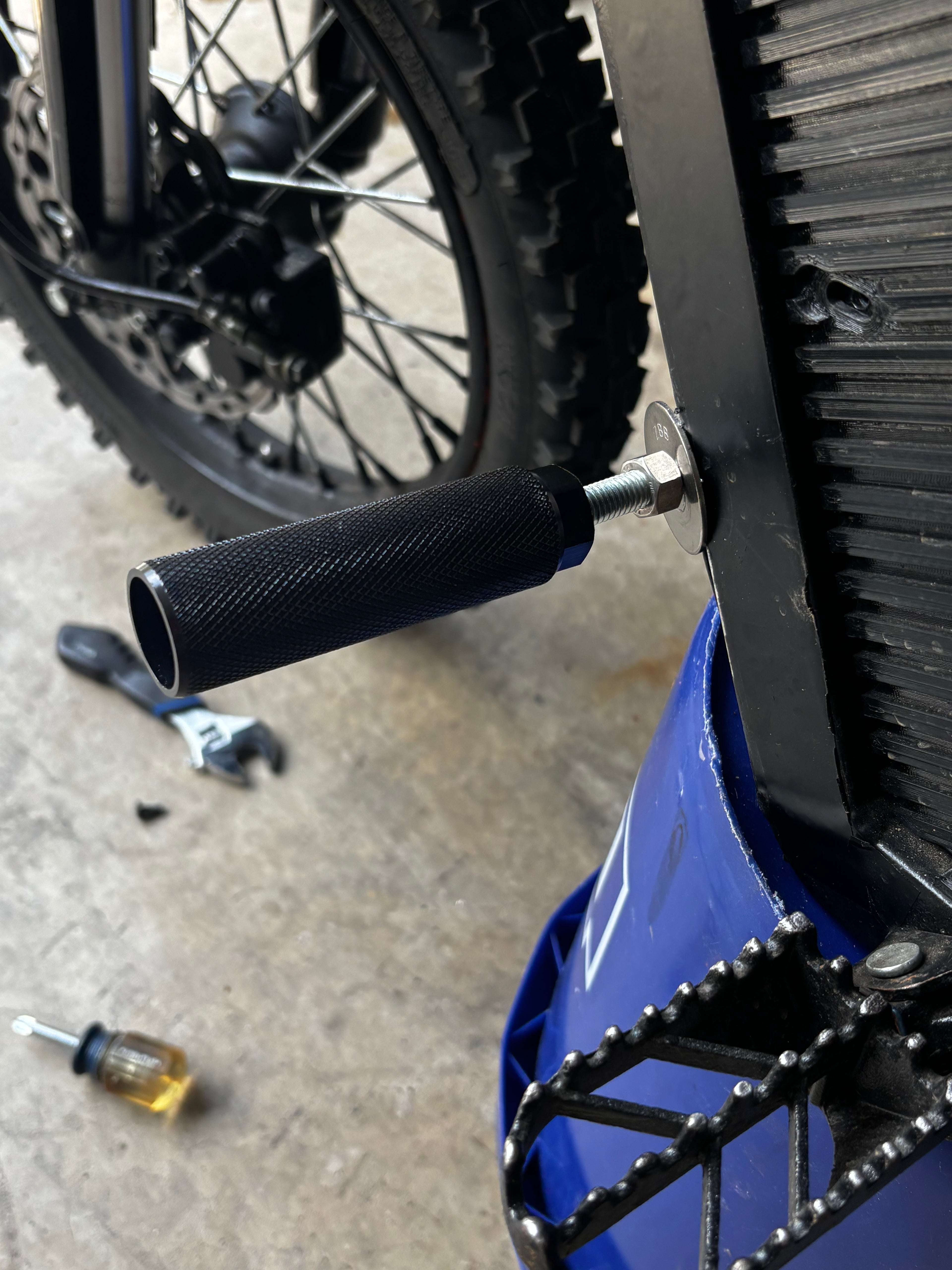One sided tuttio shift lock